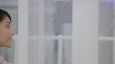 Telefon kulaklığı kullanarak iş kadınlarıyla olan bağlantıların animasyonu. küresel bağlantılar, iş dünyası, dijital arayüz, teknoloji ve ağ konsepti dijital olarak oluşturulmuş video.