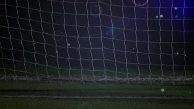 Futbolcu üzerinden bağlantı ağlarının animasyonu. global spor, teknoloji, dijital arayüz ve bağlantılar konsepti dijital olarak oluşturulmuş video.