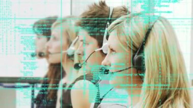 Telefon kulaklığı kullanarak iş adamlarından veri işleme animasyonu. küresel bağlantılar, iş dünyası, dijital arayüz, teknoloji ve ağ konsepti dijital olarak oluşturulmuş video.