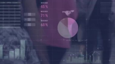 Yoğun şehir caddesinde istatistik ve veri işleme animasyonu. global spor, dijital arayüz, teknoloji ve ağ konsepti dijital olarak oluşturulmuş video.