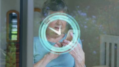 Akıllı telefon kullanarak kadının üzerinden geçen saatin animasyonu. küresel iletişim, teknoloji, sosyal medya ve dijital arayüz konsepti dijital olarak oluşturulmuş video.