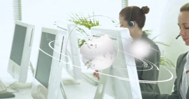 Kulaklık takan çeşitli ofis çalışanlarıyla olan bağlantıların animasyonu. küresel iletişim veri teknolojisi ve dijital güvenlik arayüzü kavramı.