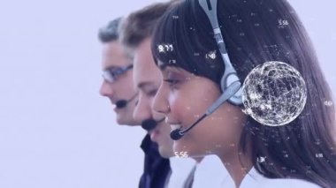 Telefon kulaklığı kullanan iş adamlarıyla bağlantıları olan dünyanın animasyonu. küresel bağlantılar, iş dünyası, dijital arayüz, teknoloji ve ağ konsepti dijital olarak oluşturulmuş video.