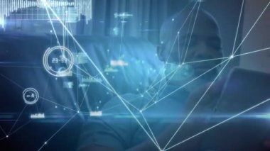 Tablet kullanan insanın üzerindeki simgelerle bağlantı ağlarının animasyonu. küresel teknoloji, dijital arayüz ve bağlantılar konsepti dijital olarak oluşturulmuş video.