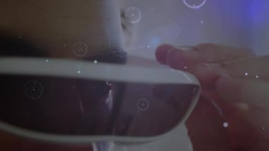 VR kulaklık takan adam üzerindeki bağlantı ağının animasyonu. küresel bağlantılar, dijital arayüz, teknoloji ve ağ konsepti dijital olarak oluşturulmuş video.
