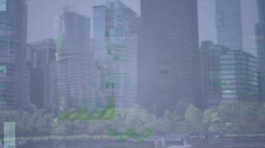 Modern şehir manzarası üzerinde veri işleme arayüzlerinin animasyonu. küresel iletişim ve veri paylaşım kavramı, dijital olarak oluşturulmuş video.