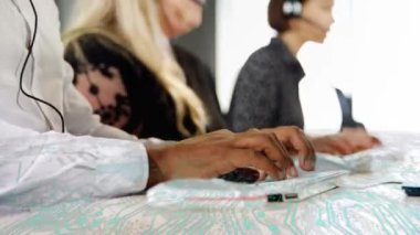 Kulaklık takan ofis çalışanları üzerindeki bağlantı ağının animasyonu. küresel iletişim veri teknolojisi ve dijital güvenlik arayüzü kavramı.
