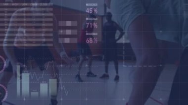 Basketbolcular üzerinde istatistik ve veri işleme animasyonu. global spor, dijital arayüz, teknoloji ve ağ konsepti dijital olarak oluşturulmuş video.