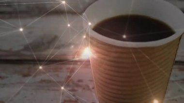Bir fincan kahve eşliğinde bağlantı ağının animasyonu. küresel bağlantılar, dijital arayüz, teknoloji ve ağ konsepti dijital olarak oluşturulmuş video.