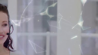 Telefon kulaklığı kullanarak iş kadınlarıyla olan bağlantıların animasyonu. küresel bağlantılar, iş dünyası, dijital arayüz, teknoloji ve ağ konsepti dijital olarak oluşturulmuş video.