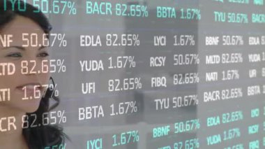 Telefon kulaklığı kullanarak iş kadınının veri işleme animasyonu. küresel bağlantılar, iş dünyası, dijital arayüz, teknoloji ve ağ konsepti dijital olarak oluşturulmuş video.