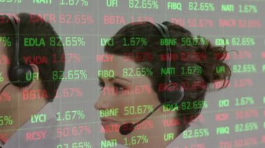 Telefon kulaklığı kullanarak iş adamlarından veri işleme animasyonu. küresel bağlantılar, iş dünyası, dijital arayüz, teknoloji ve ağ konsepti dijital olarak oluşturulmuş video.