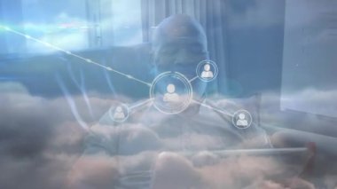 Tablet kullanan insanın üzerindeki simgelerle bağlantı ağlarının animasyonu. küresel teknoloji, dijital arayüz ve bağlantılar konsepti dijital olarak oluşturulmuş video.