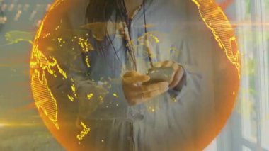 Akıllı telefon kullanan kadın üzerindeki bağlantıları olan dünyanın animasyonu. küresel bağlantılar, teknoloji, veri işleme ve iletişim arayüzü kavramı dijital olarak oluşturulmuş video