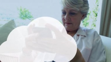 Akıllı telefon kullanan kadınların üzerindeki bulutların ve dijital simgelerin canlandırılması. küresel iletişim, teknoloji, sosyal medya ve dijital arayüz konsepti dijital olarak oluşturulmuş video.