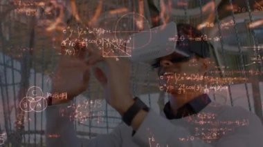 Matematiksel formüllerin insan üzerinde vr kulaklık kullanılarak canlandırılması. küresel çevrimiçi eğitim, dijital arayüz, teknoloji ve bağlantılar konsepti dijital olarak oluşturulmuş video.