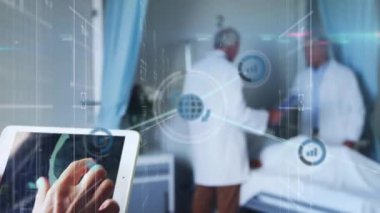 Hastanede dijital tablet kullanan kadın doktorlara karşı yüzen dijital simgeler ağı. küresel ağ ve sağlık teknolojisi kavramı