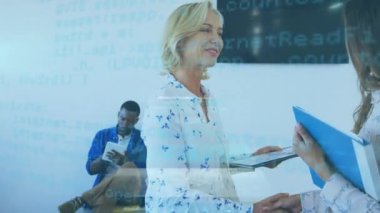 İş adamlarının el sıkışması üzerine veri işleme animasyonu. küresel iş, dijital arayüz, teknoloji ve ağ konsepti dijital olarak oluşturulmuş video.