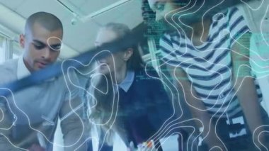 Mutlu iş adamları üzerindeki beyaz çizgilerin animasyonu. küresel iş, dijital arayüz, teknoloji ve ağ konsepti dijital olarak oluşturulmuş video.