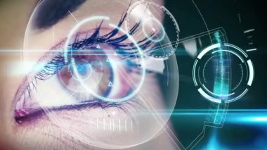 Dijital arayüz ve kadın gözü üzerindeki saatin animasyonu. küresel bağlantılar, iş dünyası, dijital arayüz, teknoloji ve ağ konsepti dijital olarak oluşturulmuş video.