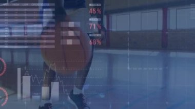 Basketbolcu üzerinden veri işleme ve istatistiklerin animasyonu. global sporlar, iş dünyası, dijital arayüz, teknoloji ve ağ konsepti dijital olarak oluşturulmuş video.