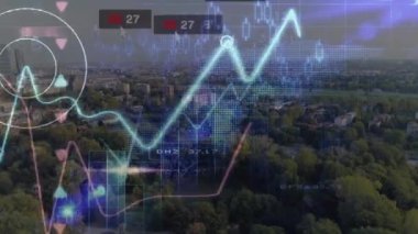 Manzara üzerinde sosyal medya simgeleri ve finansal veri işleme animasyonları. küresel kalkınma, iş, dijital arayüz, teknoloji ve ağ konsepti dijital olarak oluşturulmuş video.