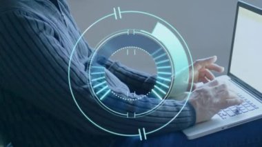 Dizüstü bilgisayarla insan üzerinde yapılan tarama animasyonu. küresel iletişim, teknoloji, sosyal medya ve dijital arayüz konsepti dijital olarak oluşturulmuş video.