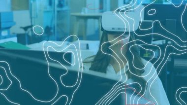 Çizgilerin animasyonu VR kulaklık kullanılarak iş kadını üzerindeki matematiksel formüllerin haritası. küresel bağlantılar, dijital arayüz, teknoloji ve ağ konsepti dijital olarak oluşturulmuş video.