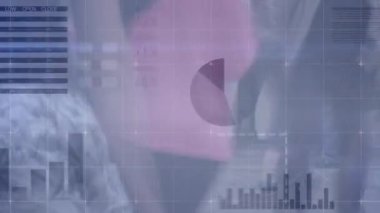 Yoğun şehir caddesinde istatistik ve veri işleme animasyonu. global spor, dijital arayüz, teknoloji ve ağ konsepti dijital olarak oluşturulmuş video.