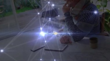 Akıllı telefon kullanan insanların üzerindeki simgelerle bağlantı ağlarının animasyonu. küresel teknoloji, dijital arayüz ve bağlantılar konsepti dijital olarak oluşturulmuş video.