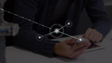 Akıllı telefon kullanan insanların üzerindeki simgelerle bağlantı ağlarının animasyonu. küresel teknoloji, dijital arayüz ve bağlantılar konsepti dijital olarak oluşturulmuş video.