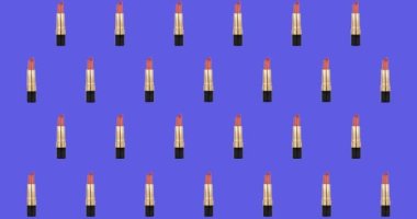 Mavi arka planda ruj animasyonu tekrarlandı. moda ve güzellik aksesuarları arka plan desen konsepti dijital animasyon.