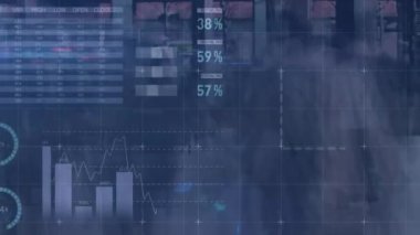 Yoğun şehir caddesinde istatistik ve veri işleme animasyonu. global spor, dijital arayüz, teknoloji ve ağ konsepti dijital olarak oluşturulmuş video.