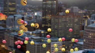 Şehir manzarası üzerinde birden fazla emoji animasyonu. küresel bağlantılar, dijital arayüz ve teknoloji konsepti dijital olarak oluşturulmuş video.