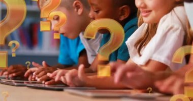 Okulda elektronik cihazlar kullanan bir grup çocuğa karşı yüzen soru işareti simgeleri. eğitim ve teknoloji kavramı