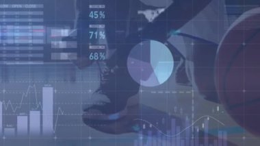 Basketbolcu üzerinden istatistik ve veri işleme animasyonu. global spor, dijital arayüz, teknoloji ve ağ konsepti dijital olarak oluşturulmuş video.
