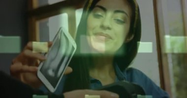 Ödeme terminalini kullanan insanların ağ güvenliği asma kilidinin canlandırılması. küresel iletişim ve veri güvenliği konsepti dijital olarak oluşturulmuş video.