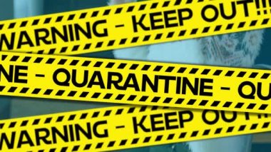 VR kulaklık takan bir kadın için karantina uyarısı. covid 19 konsepti boyunca küresel iletişim ve dijital arayüz teknolojisi, dijital olarak üretilen video.