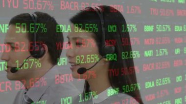 Telefon kulaklığı kullanarak iş adamlarından veri işleme animasyonu. küresel bağlantılar, iş dünyası, dijital arayüz, teknoloji ve ağ konsepti dijital olarak oluşturulmuş video.