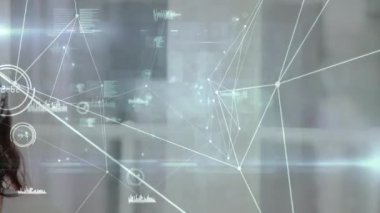 Telefon kulaklığı kullanarak iş kadını üzerinden bağlantı ağlarının animasyonu. küresel bağlantılar, iş dünyası, dijital arayüz, teknoloji ve ağ konsepti dijital olarak oluşturulmuş video.