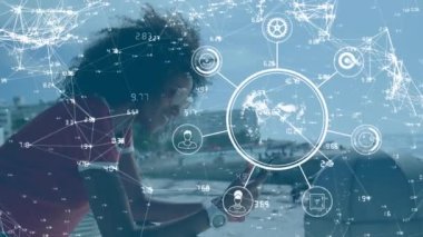 Akıllı telefon kullanan Afrikalı Amerikalı kadınlara karşı olan bağlantı ağı küresi. küresel ağ ve teknoloji kavramı