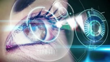 Dijital arayüz ve kadın gözü üzerindeki saatin animasyonu. küresel bağlantılar, iş dünyası, dijital arayüz, teknoloji ve ağ konsepti dijital olarak oluşturulmuş video.