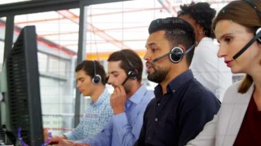 Kulaklık takan ofis çalışanlarının veri işleme ve istatistiklerinin animasyonu. küresel iletişim veri teknolojisi ve dijital güvenlik arayüzü kavramı.