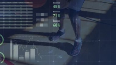 Basketbolcu üzerinden istatistik ve veri işleme animasyonu. global spor, dijital arayüz, teknoloji ve ağ konsepti dijital olarak oluşturulmuş video.
