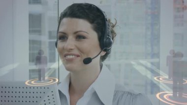 Telefon kulaklığı kullanarak iş kadını üzerinden bağlantı ağlarının animasyonu. küresel bağlantılar, iş dünyası, dijital arayüz, teknoloji ve ağ konsepti dijital olarak oluşturulmuş video.