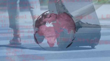 Havaalanı ve gezginler üzerinde dünya ve veri işleme animasyonu. küresel bağlantılar, iş dünyası, dijital arayüz, teknoloji ve ağ konsepti dijital olarak oluşturulmuş video.