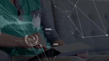 Akıllı telefon kullanan insanların üzerindeki simgelerle bağlantı ağlarının animasyonu. küresel teknoloji, dijital arayüz ve bağlantılar konsepti dijital olarak oluşturulmuş video.