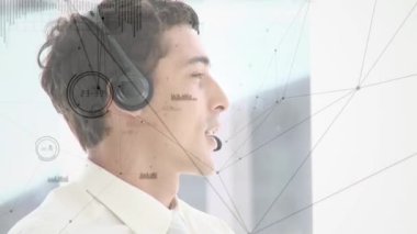 Telefon kulaklığı kullanarak iş adamı üzerinden bağlantı ağının animasyonu. küresel bağlantılar, iş dünyası, dijital arayüz, teknoloji ve ağ konsepti dijital olarak oluşturulmuş video.