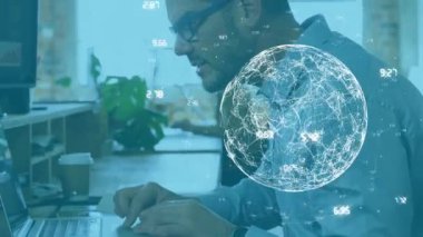 Bilgisayar kullanarak dünyanın iş adamının üzerindeki animasyonu. küresel bağlantılar, iş dünyası, dijital arayüz, teknoloji ve ağ konsepti dijital olarak oluşturulmuş video.