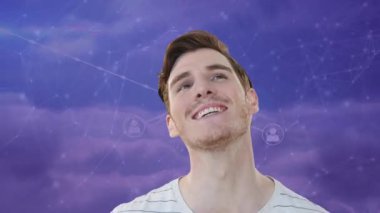 Bağlantılar ve bulutlar üzerinden gülümseyen beyaz adamın animasyonu. küresel iletişim veri teknolojisi ve dijital güvenlik arayüzü kavramı.